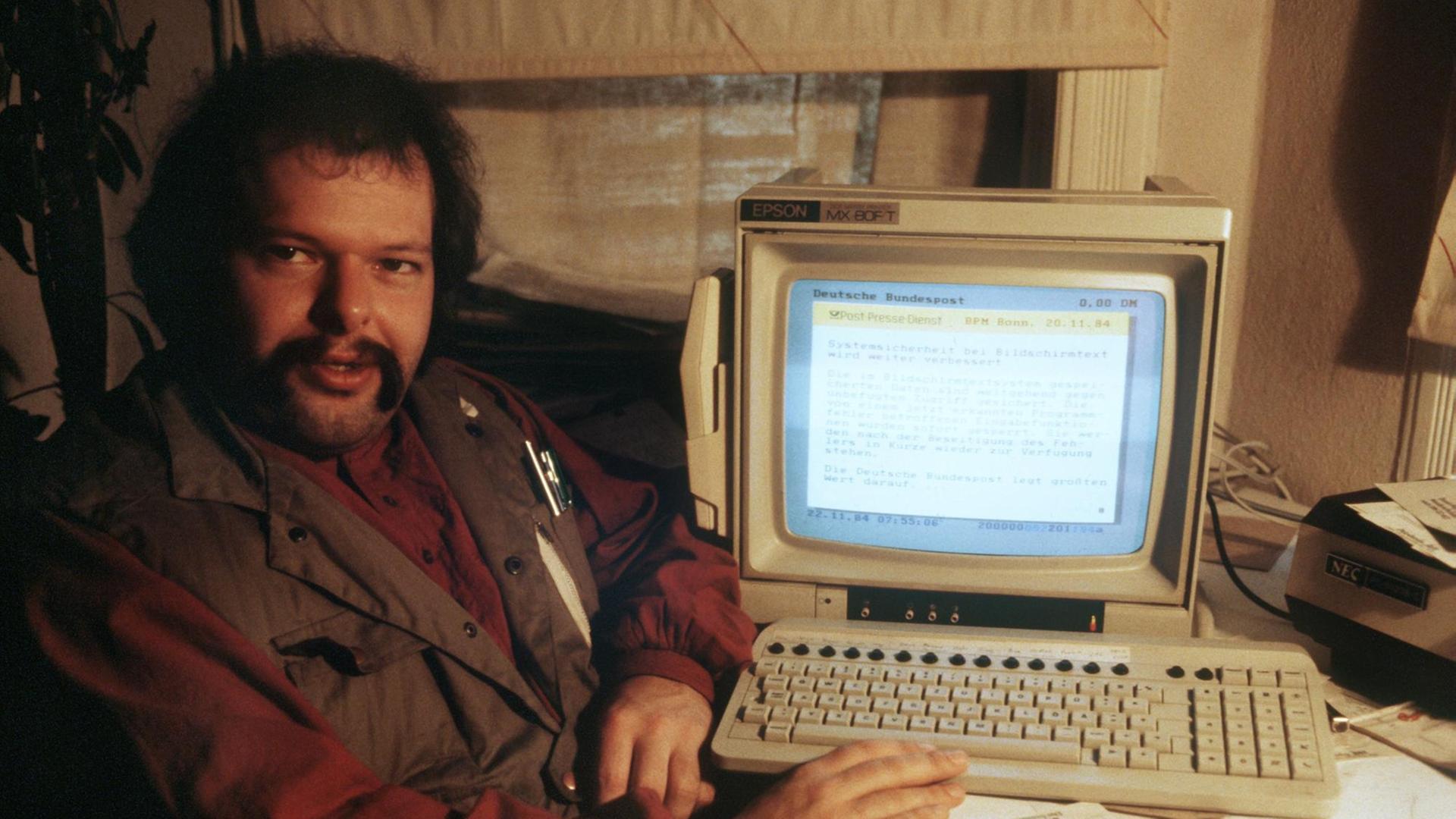 Wau Holland vor seinem Arbeitsgerät 1984.